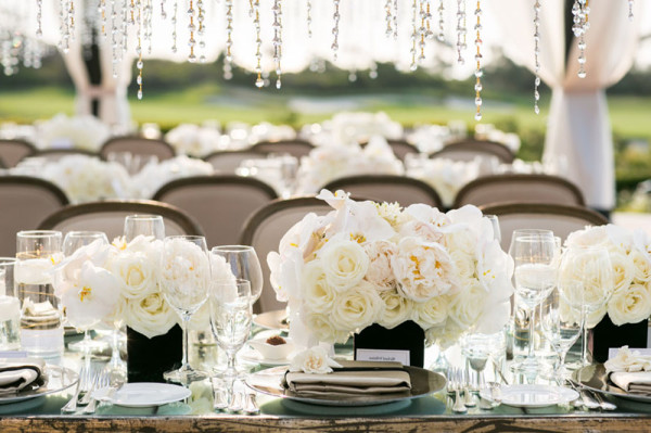 Beautiful and simple wedding centerpiece 600x399 1