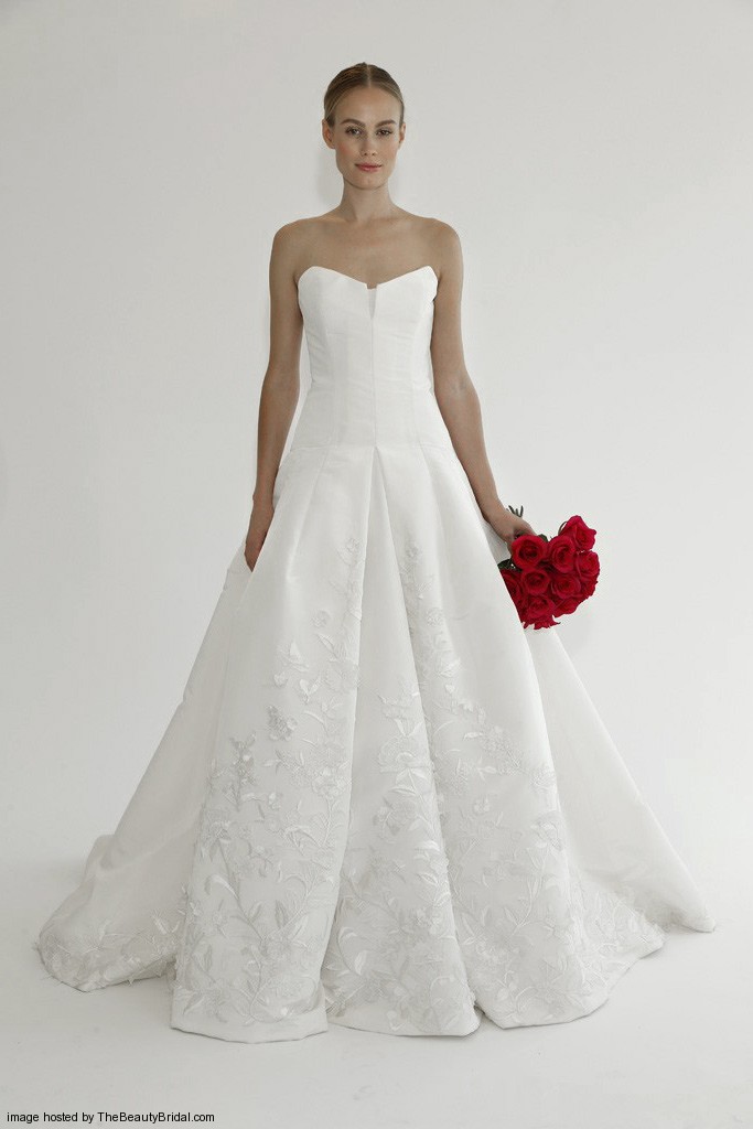 Oscar de la Renta Fall 2015 elegant A line wedding dress with delicate lace details