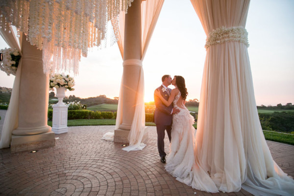 Romantic real wedding photo happy couple 600x399 1