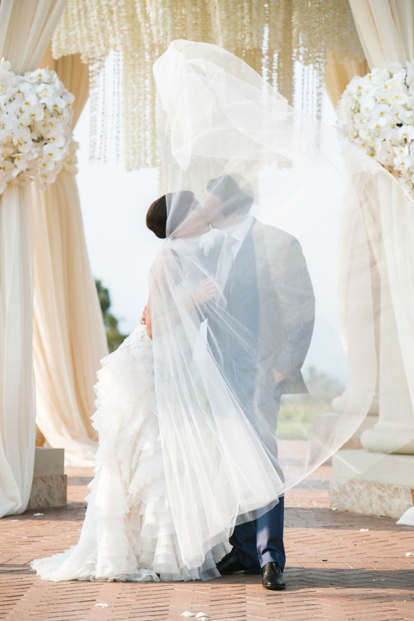 Romantic wedding photo happy couple 600x900 1